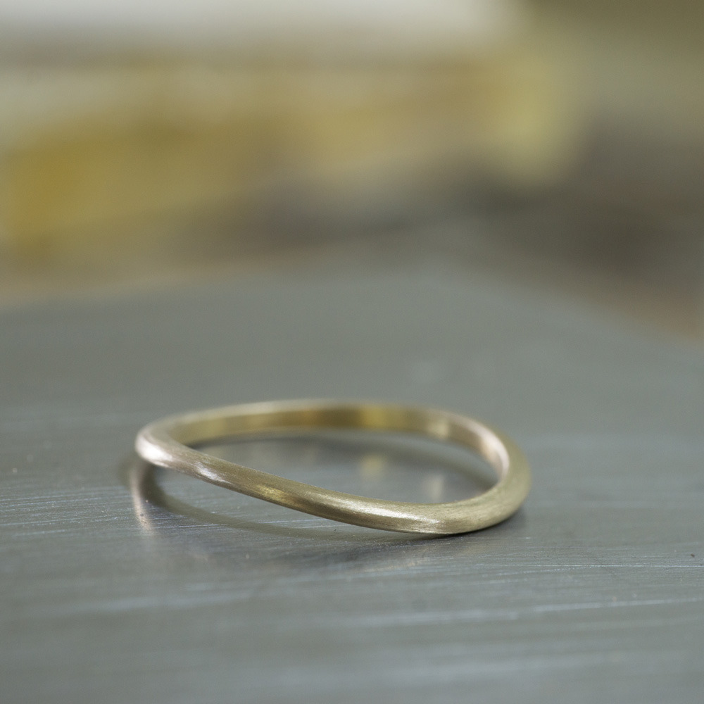 ハンドメイドリングの制作風景　シャンパンゴールドのリング　屋久島でつくる結婚指輪