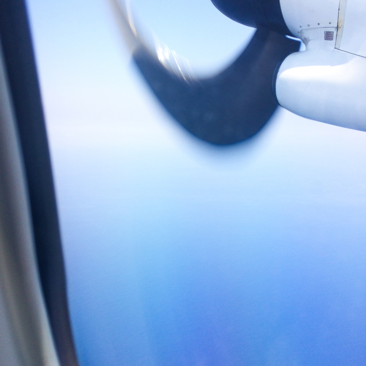 飛行機の窓から　屋久島上空