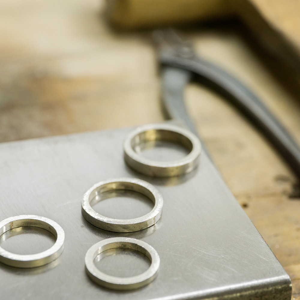 屋久島でつくる結婚指輪　シルバーのサンプルリング製作風景　作業台の上