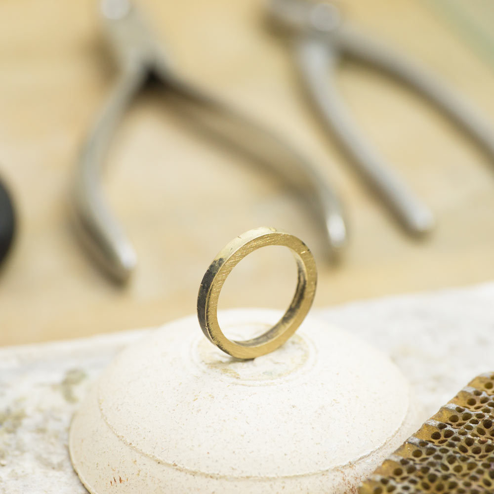 マリッジリングの製作風景　シャンパンゴールドの指輪