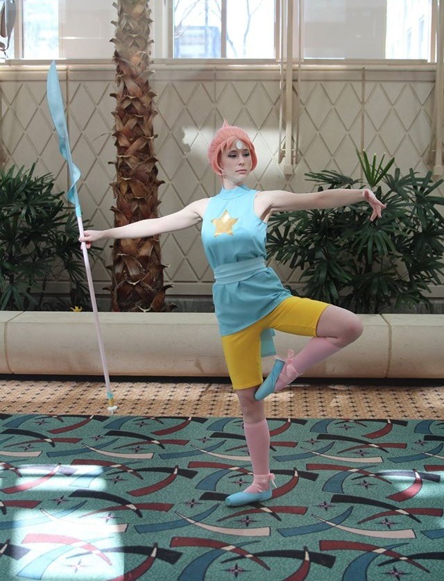 I’m in love with the new Pearl wig I commissioned from @qarrot-cake. Like, totally in love. Also, I wish my knees and hips still turned out for a proper passe, but 33 year-old ballet and martial art...