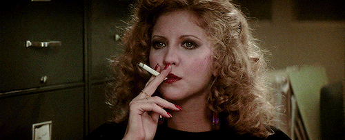 Bonnie Bedelia fumando un cigarrillo (o marihuana)
