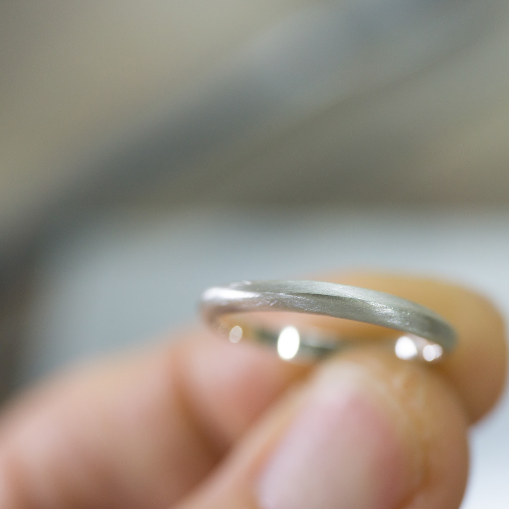 シルバーリング　手に持って　屋久島で作る結婚指輪