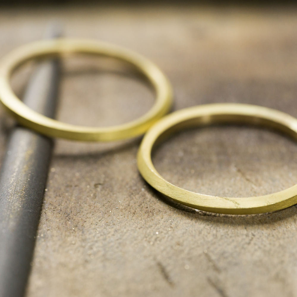 屋久島でつくる結婚指輪　作業風景　２本のゴールドリング