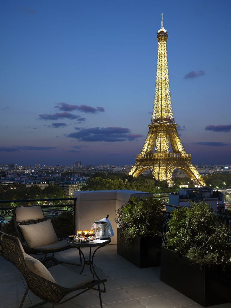 La Tour Eiffel depuis l’Hôtel Shangri-La. Eiffel Tower from Shangri-La Hotel.