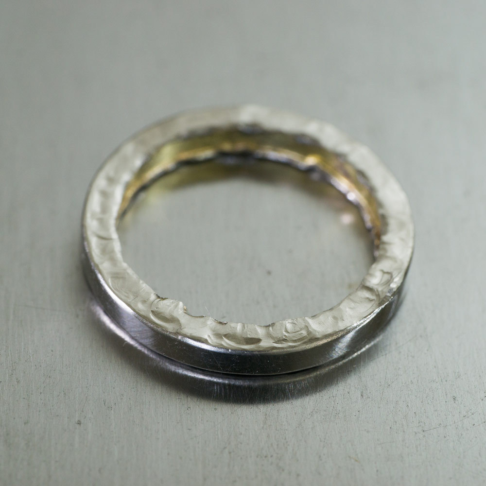 ジュエリーの制作風景　屋久島の月モチーフのマリッジリング　プラチナ、ゴールド　屋久島でつくる結婚指輪