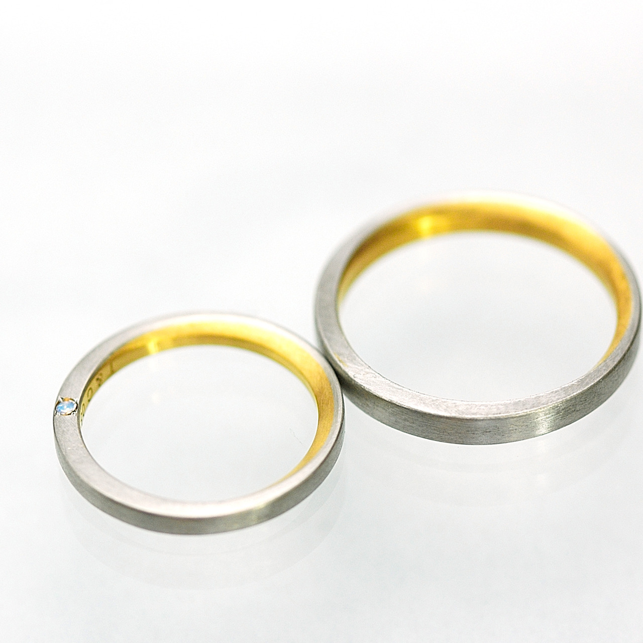月モチーフ　オーダーメイドマリッジリング　白バック　プラチナ、ゴールド　屋久島で作る結婚指輪