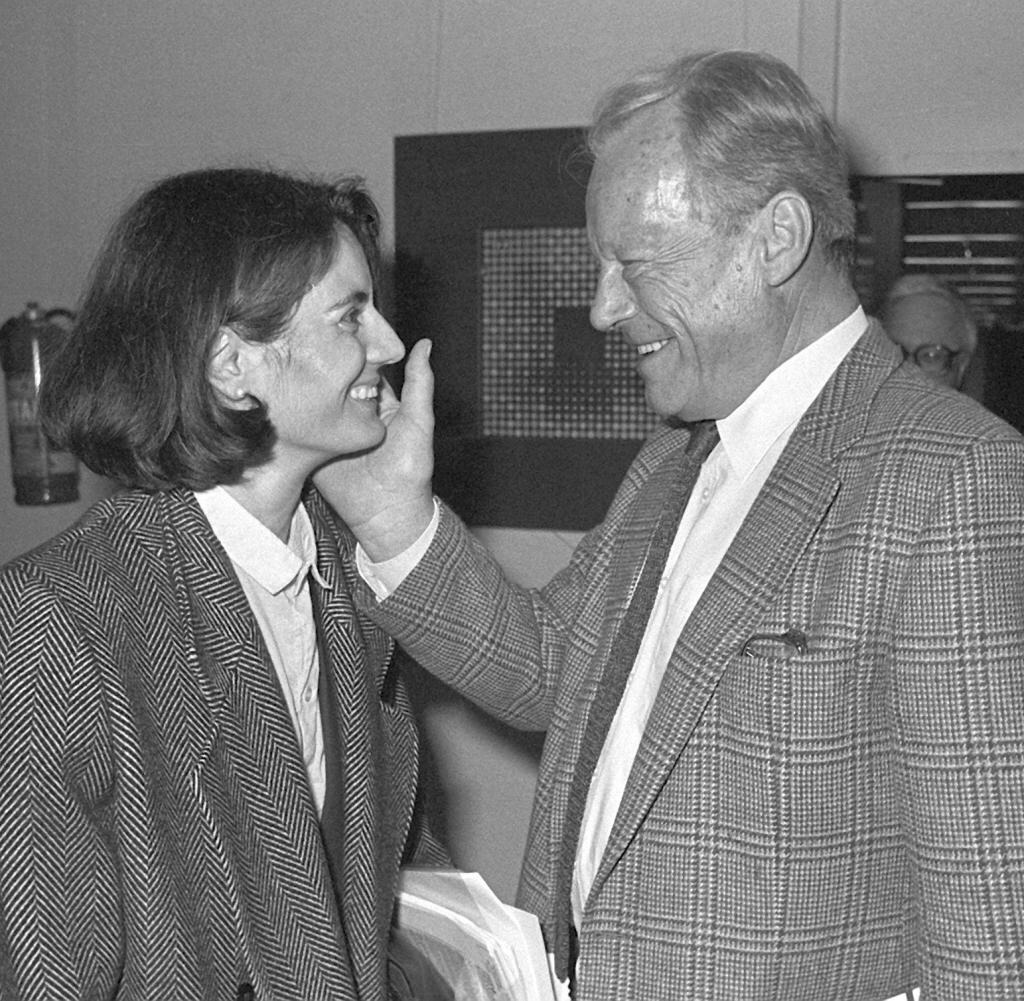 ‪Willy Brandt (73) dimite como presidente SPD (RFA) por el affaire Margarita Mathiopoulus, “nombrada” portavoz del partido #m240387‬