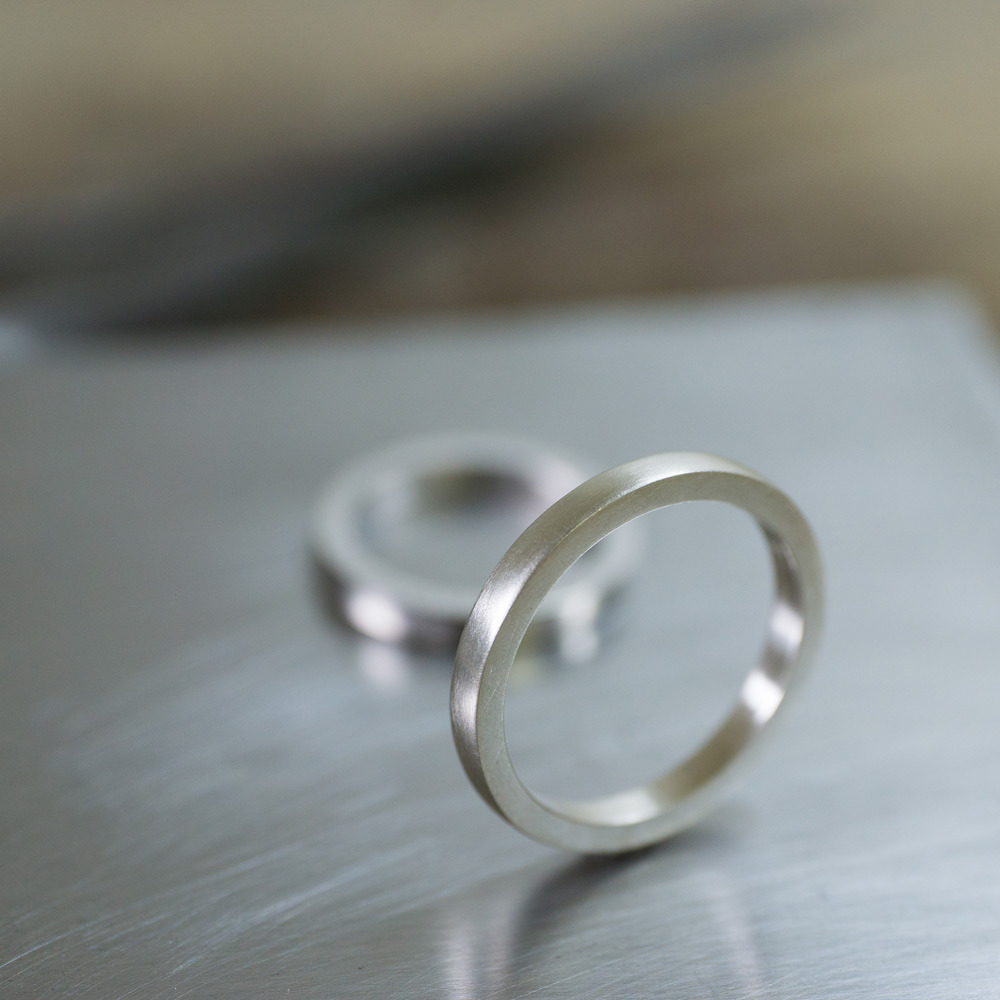 結婚指輪の制作風景　シルバーリング、その奥にプラチナリング