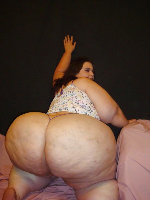 Bbw shakes her large booty