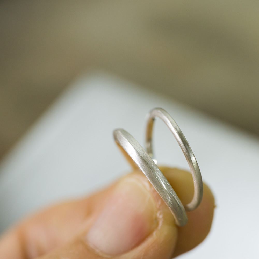 シルバーリング２本　手に持って　屋久島で作る結婚指輪　サンプル