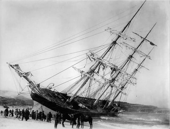oledavyjones:
“The wreck of theclipper Hereward, Maroubra Beach 1898.
”