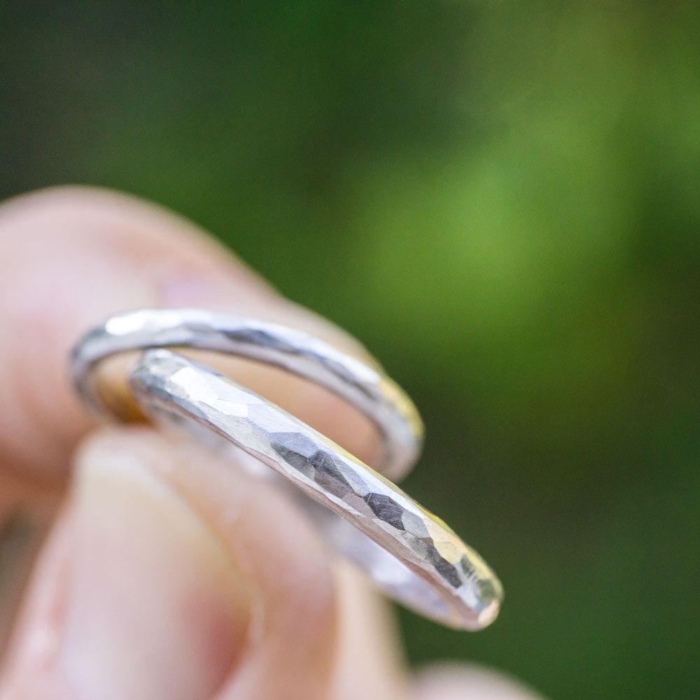 屋久島で作る結婚指輪　サンプルリングを手に持つ