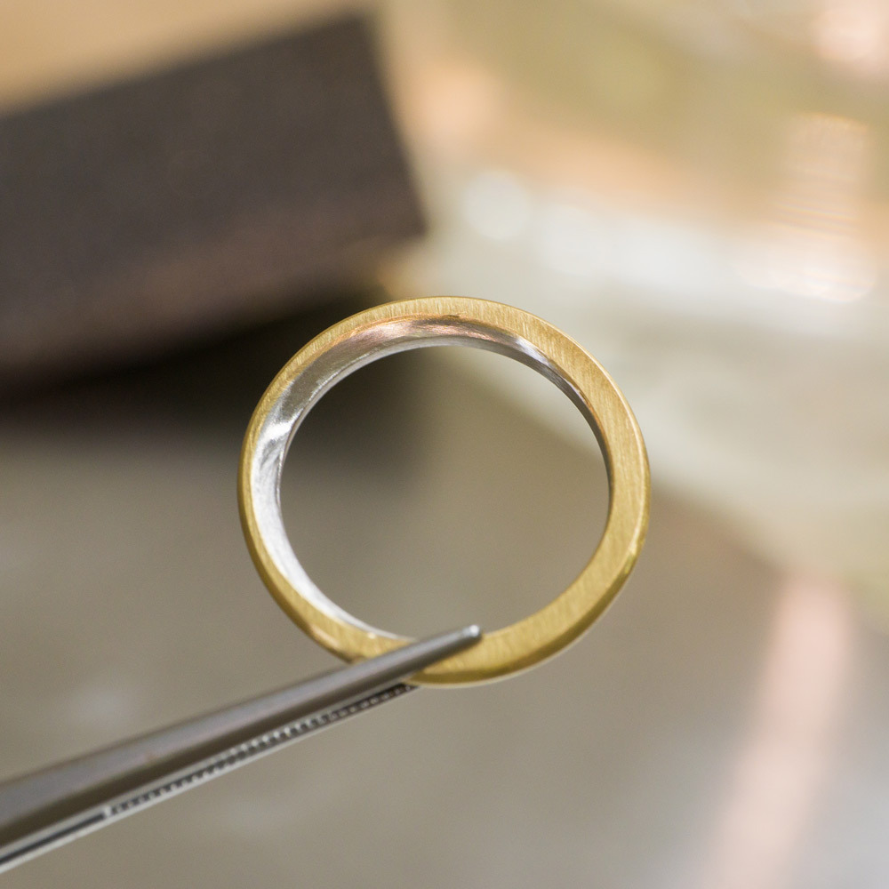 オーダーメイドマリッジリングの制作風景　ゴールド、プラチナ　屋久島で作る結婚指輪　角度２