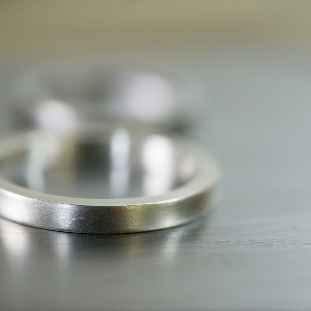 結婚指輪の制作風景　シルバーリング、その奥にプラチナリング　クローズアップ