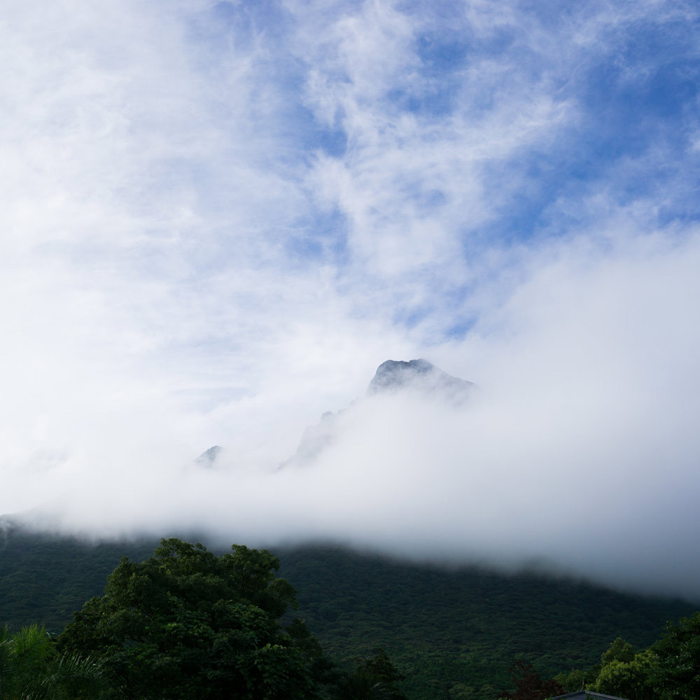 屋久島の山と雲