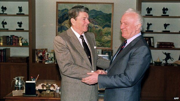‪Importantísimo acuerdo de desarme entre la URSS y EEUU. Declaración hecha tras visita del ministro Shevardnadze a Washington #s190987‬