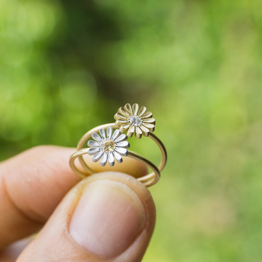 お花の指輪　屋久島の緑バック　シルバー、ゴールド、ダイヤモンド　ハンドメイドジュエリー