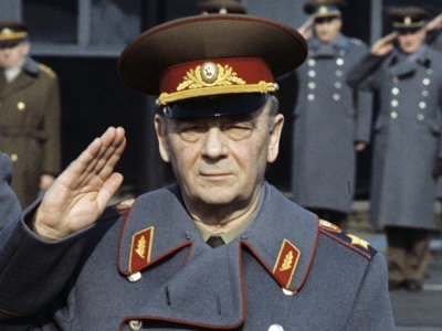 ‪Gorbachev aprovecha el incidente de Mathias Rust para cesar a su ministro de defensa, mariscal Serguei Sokolov (75) #d310587‬