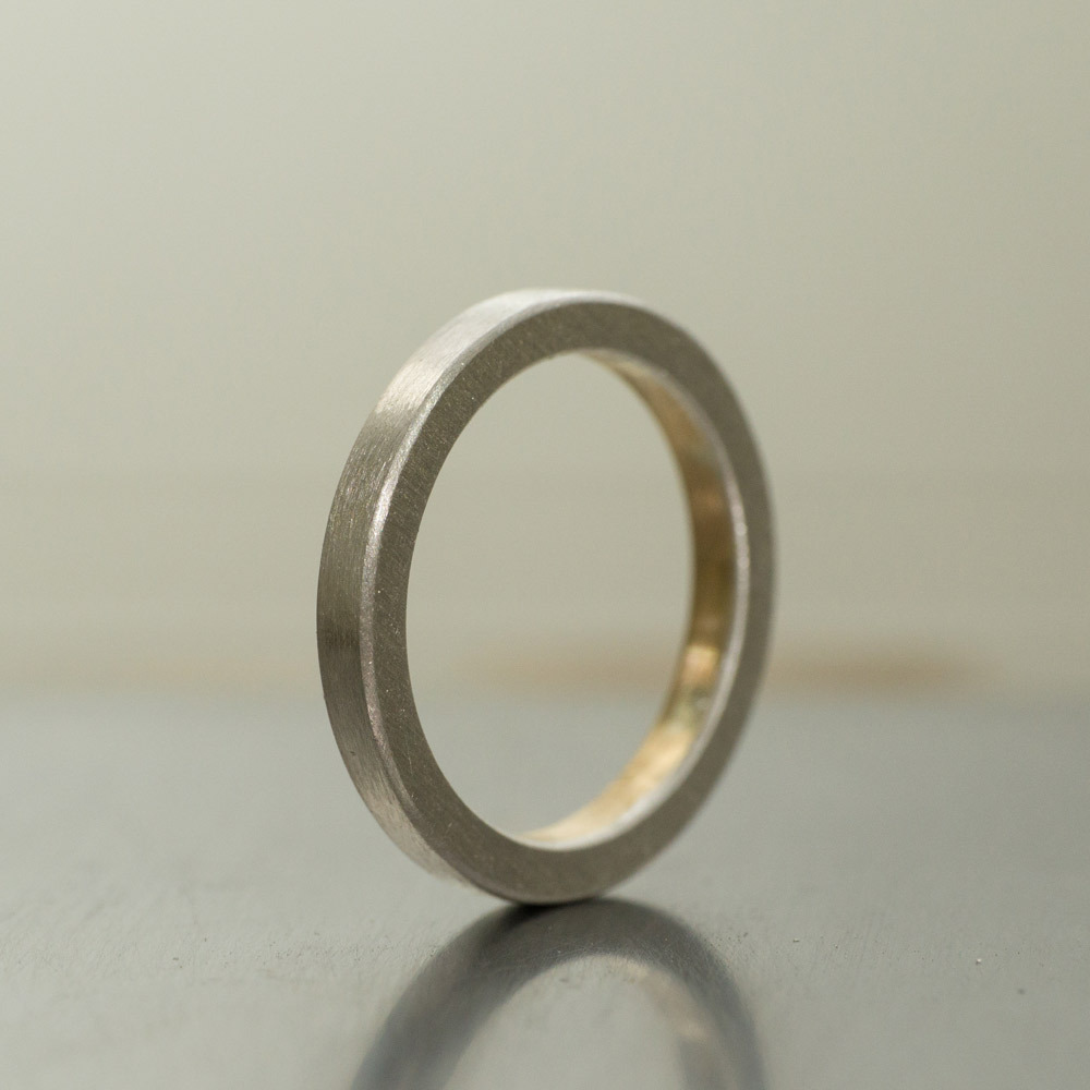 プラチナとゴールドのコンビリング　立てて裏面　作業台の上　屋久島でつくる結婚指輪