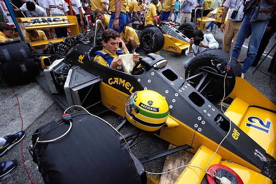 ‪Ayer se disputó GP F1 Monza, 1 Piquet (Br)(W-H) 2 Senna (Br) (L-H) 3 Mansell (Br) (W-H) General: 1 Piquet (64) 2 Senna (49) #l070987‬