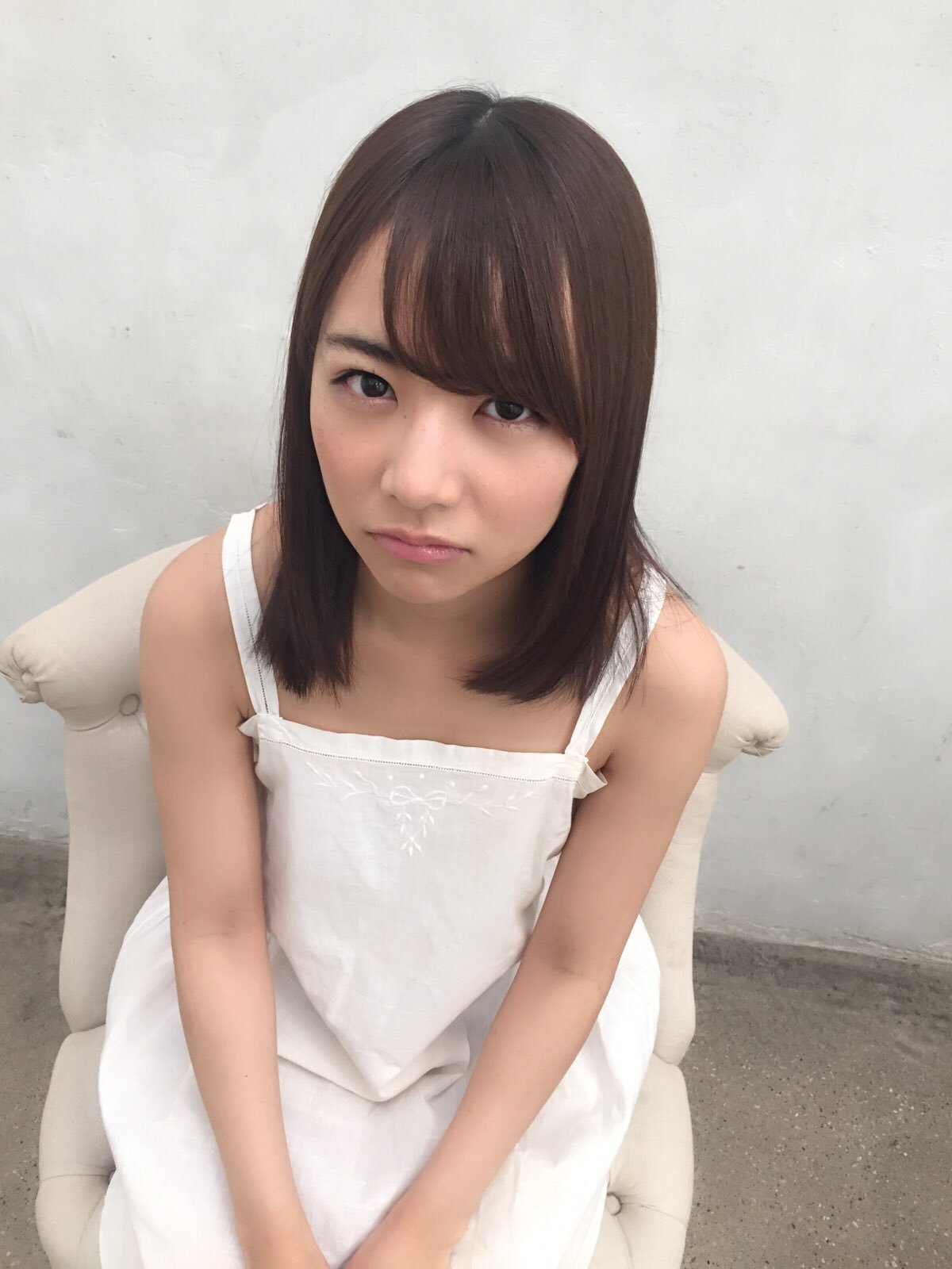ちょっと怒った顔でこちらを見つめる北野日奈子の画像