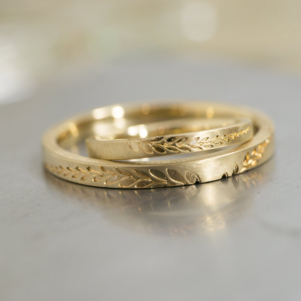オーダーメイドのマリッジリング　ゴールド　角度２　屋久島のシダ模様　屋久島で作る結婚指輪