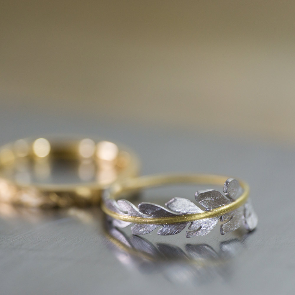 シダをかたどった指輪　プラチナ、ゴールド　その奥にゴールドリング　屋久島でつくる結婚指輪