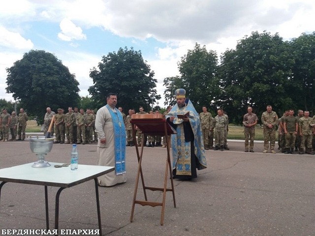 Священники УПЦ передали гуманитарную помощь военнослужащим батальона морской пехоты