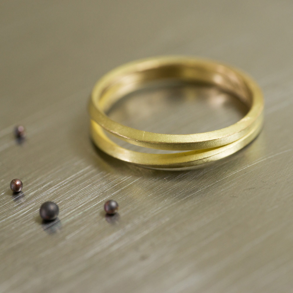 結婚指輪の制作風景　ゴールドのリング　と金のつぶつぶ　屋久島でつくる結婚指輪