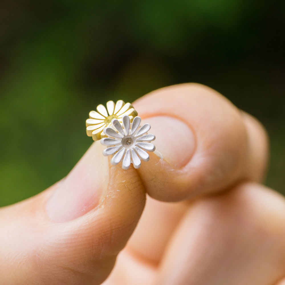 お花の指輪　制作途中　花を二つ手に持つ　屋久島の緑バック