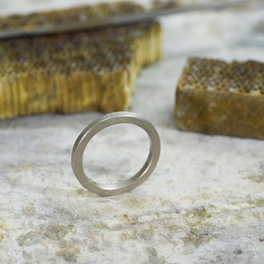 製作中の結婚指輪　作業台の上　ホワイトゴールド