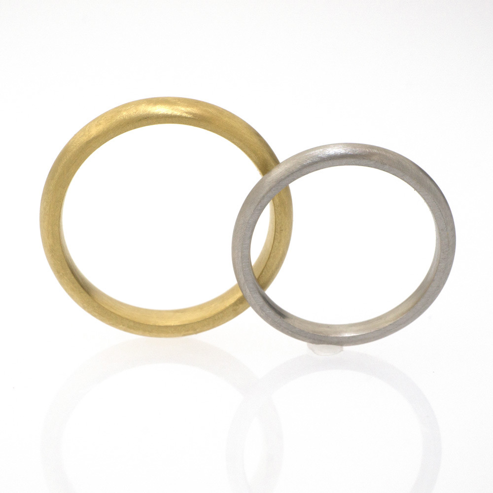ゴールドとプラチナのリング　立てて　白バック　屋久島でつくる結婚指輪