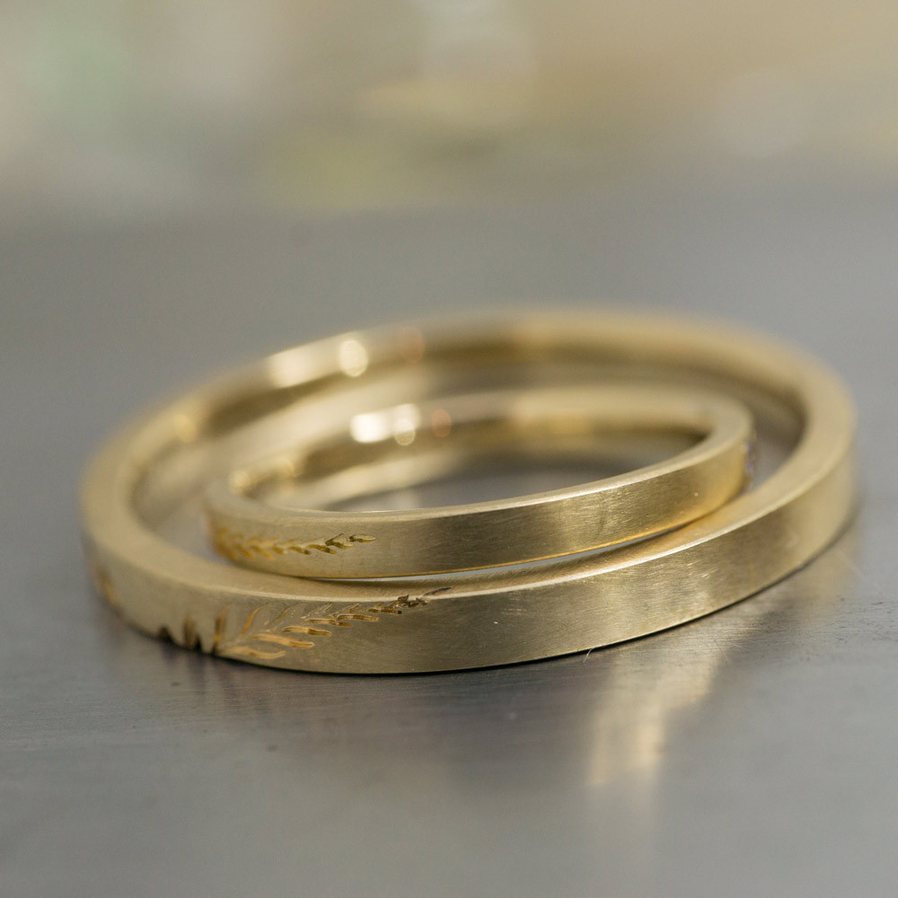 オーダーメイドのマリッジリング　ゴールド　角度３　屋久島のシダ模様　屋久島で作る結婚指輪