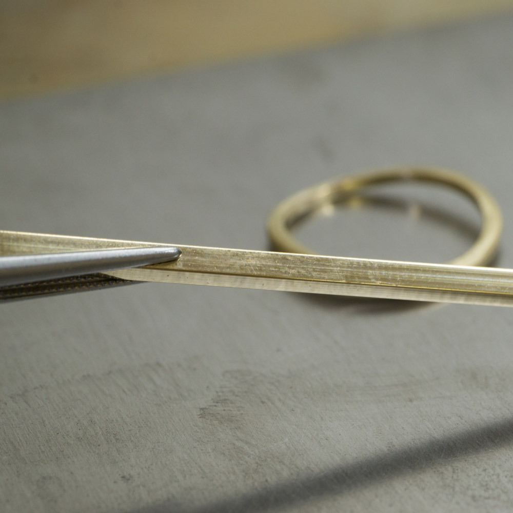 結婚指輪の素材　その奥に結婚指輪　シャンパンゴールド　屋久島でつくる結婚指輪