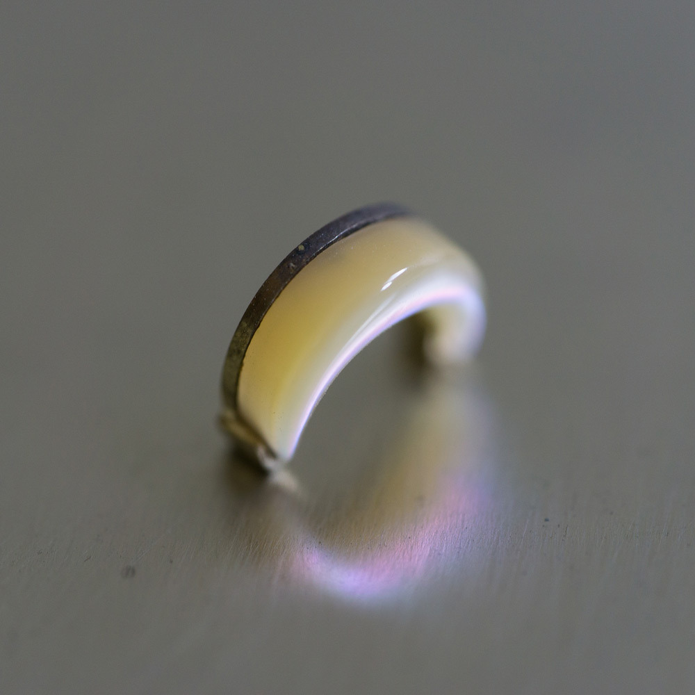 オーダーメイド指輪の制作風景　月形の夜光貝、ゴールド