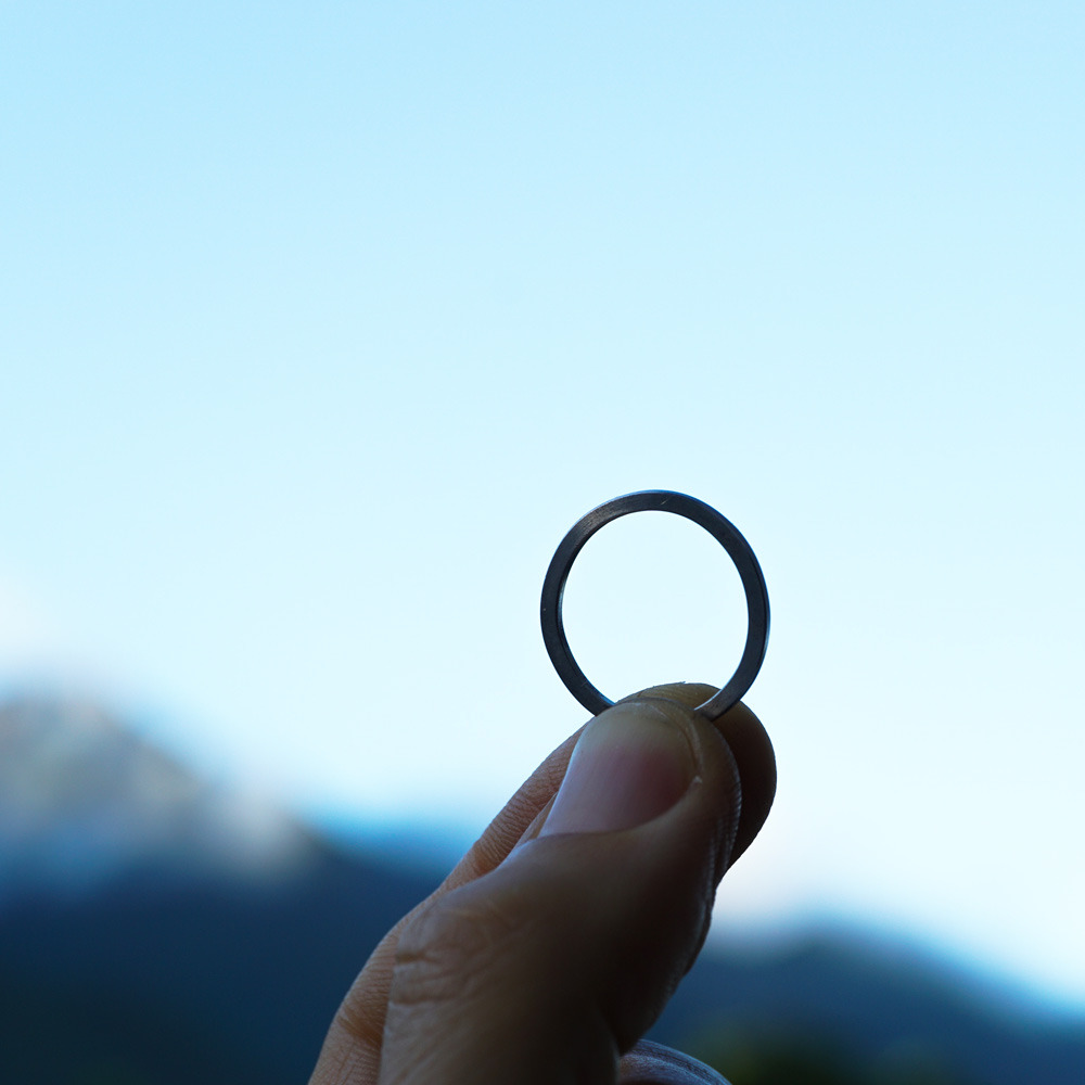 オーダーメイドマリッジリングの制作風景　プラチナ　屋久島の空にかざして　屋久島で作る結婚指輪