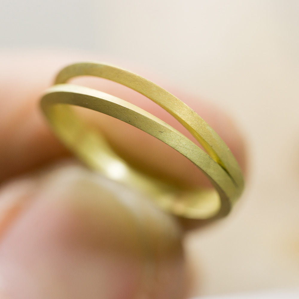 結婚指輪の制作風景　ゴールドのリング　手に持って
