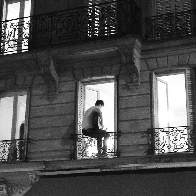 lesruellesdeparis:
“ graceai:
“ I spotted this guy playing a tune on his guitar on the balcony last night
”
x
”