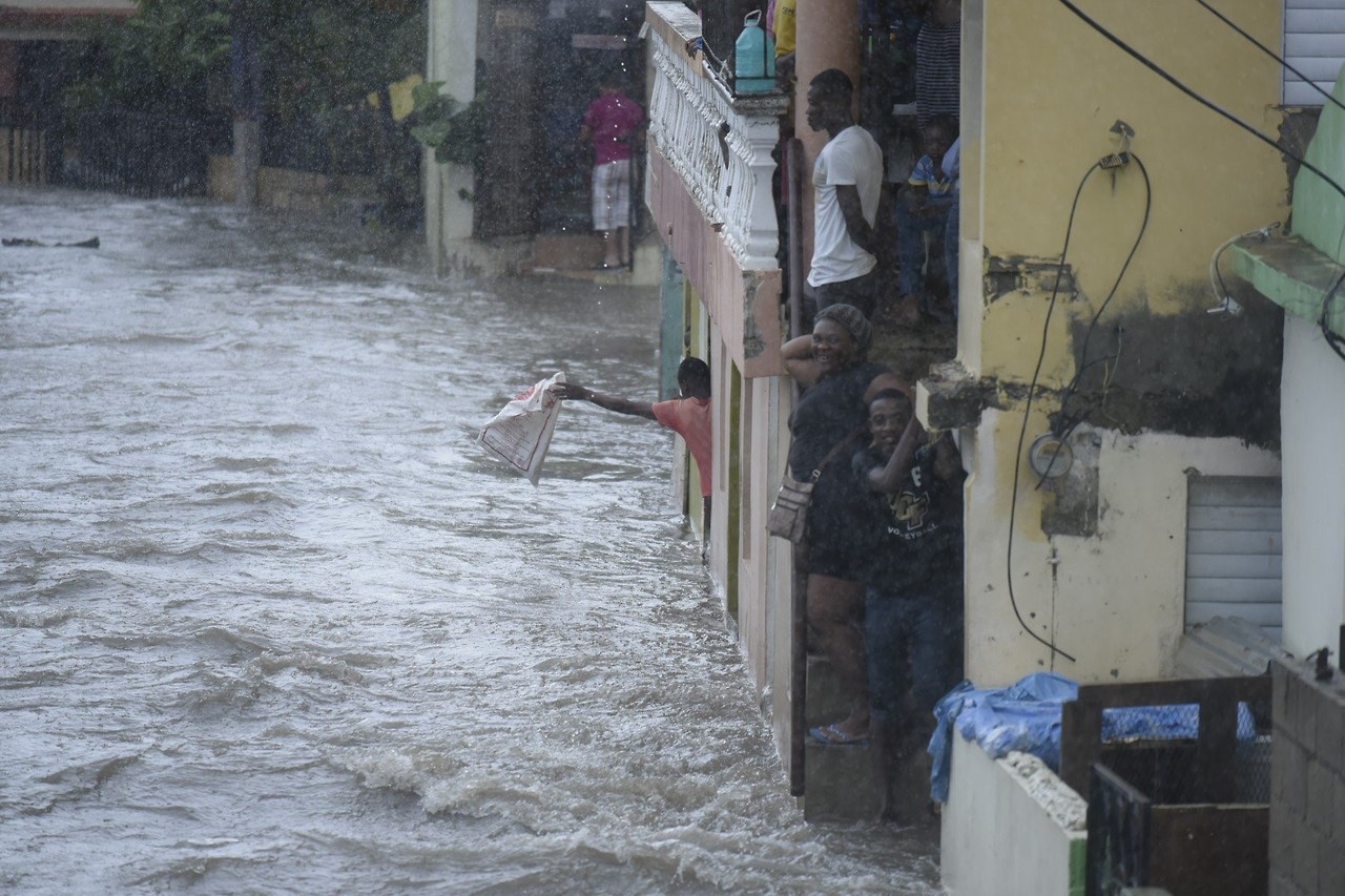 HURACÁN IRMA. Lluvias y vientos inundan las calles del barrio Hoya del Caimito por la creciente del arroyo que cruza por esta barriada. Más de 5.500 personas han sido evacuadas en República Dominicana a causa del poderoso huracán Irma de categoría 5...