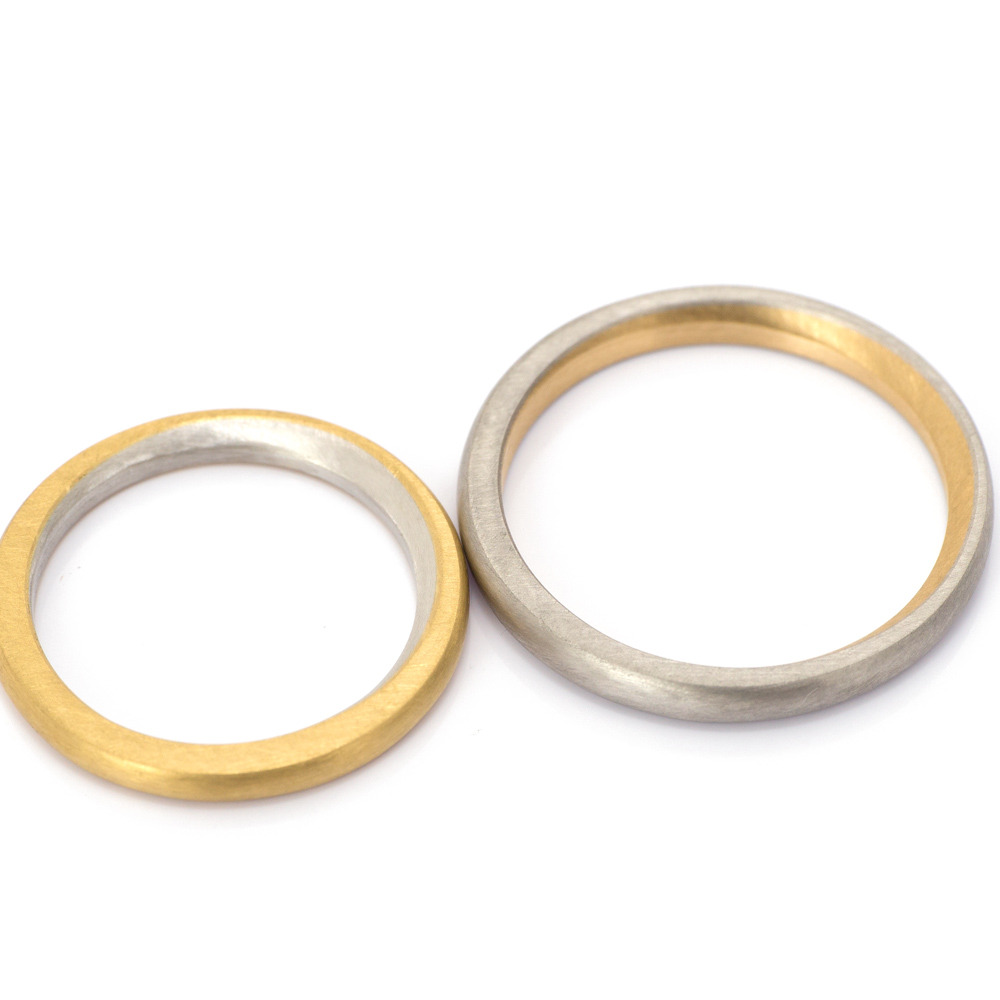 白バック　オーダーメイドのマリッジリング　プラチナ、ゴールド　角度２　屋久島で作る結婚指輪