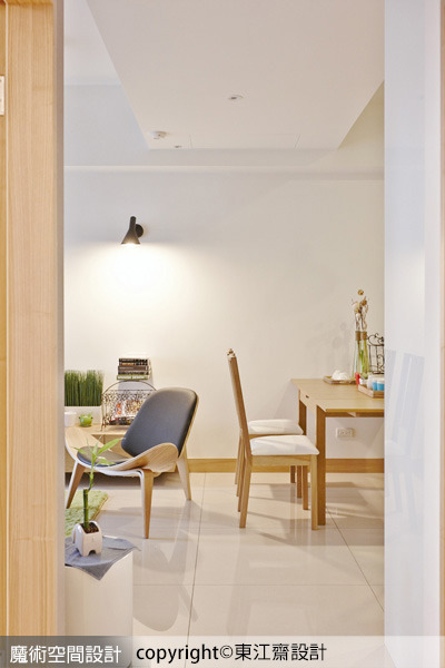 簡單木質家具的空間小角，給予空間更情感與人性的呈現。