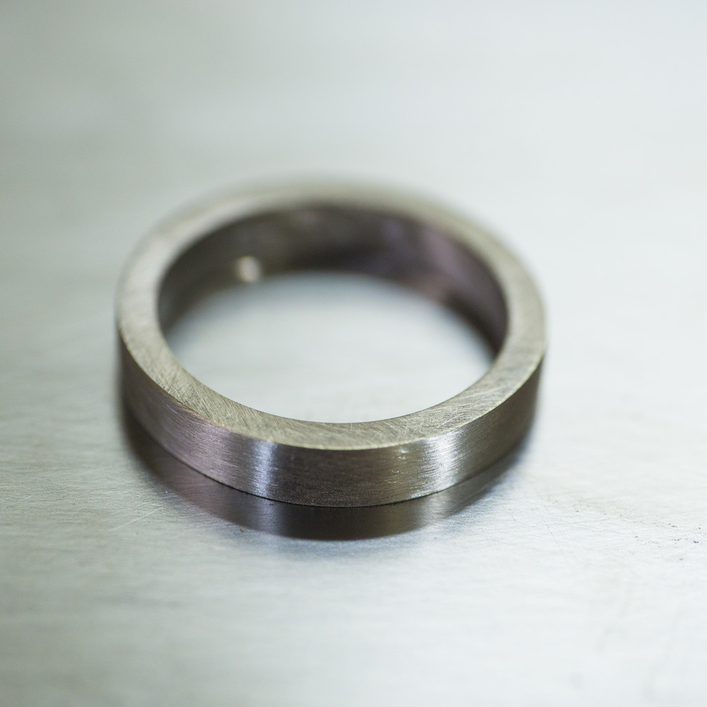 作業台　プラチナとホワイトゴールドのリング　屋久島でつくる結婚指輪