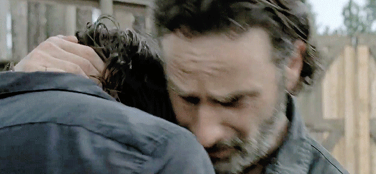Abrazo de Rick y Daryl, 7x08 "Hearts Still Beating" de 'The Walking Dead'