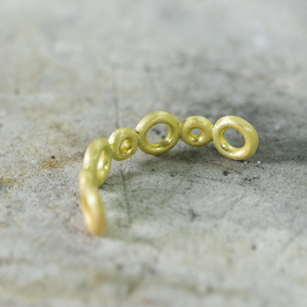 ジュエリーの制作風景　ゴールドのリング　屋久島でつくる婚約指輪
