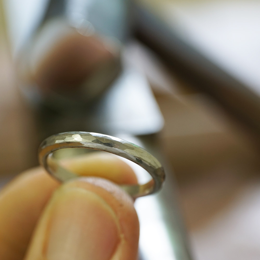 作業風景　手に取ったプラチナの結婚指輪