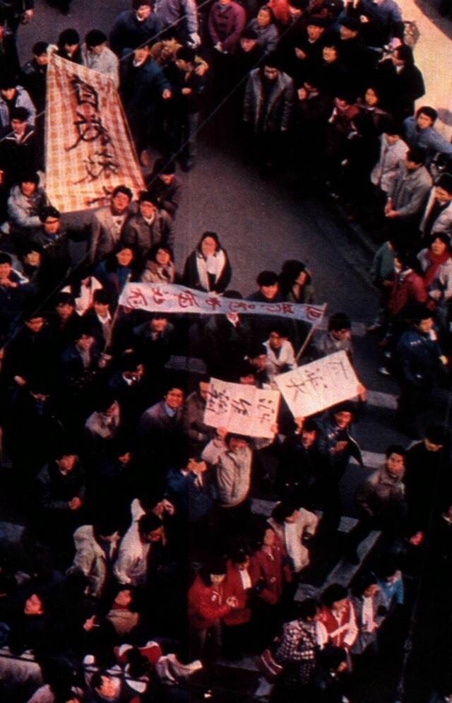 ‪Siguen las manifestaciones estudiantiles en China solicitando libertades democráticas #d180187‬