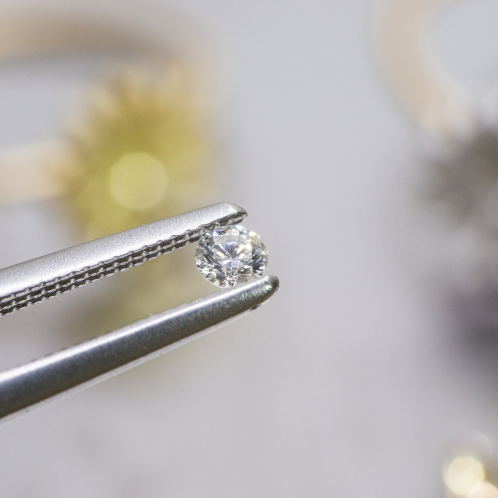 ダイヤモンド　結婚指輪の材料　ピンセットに挟んで