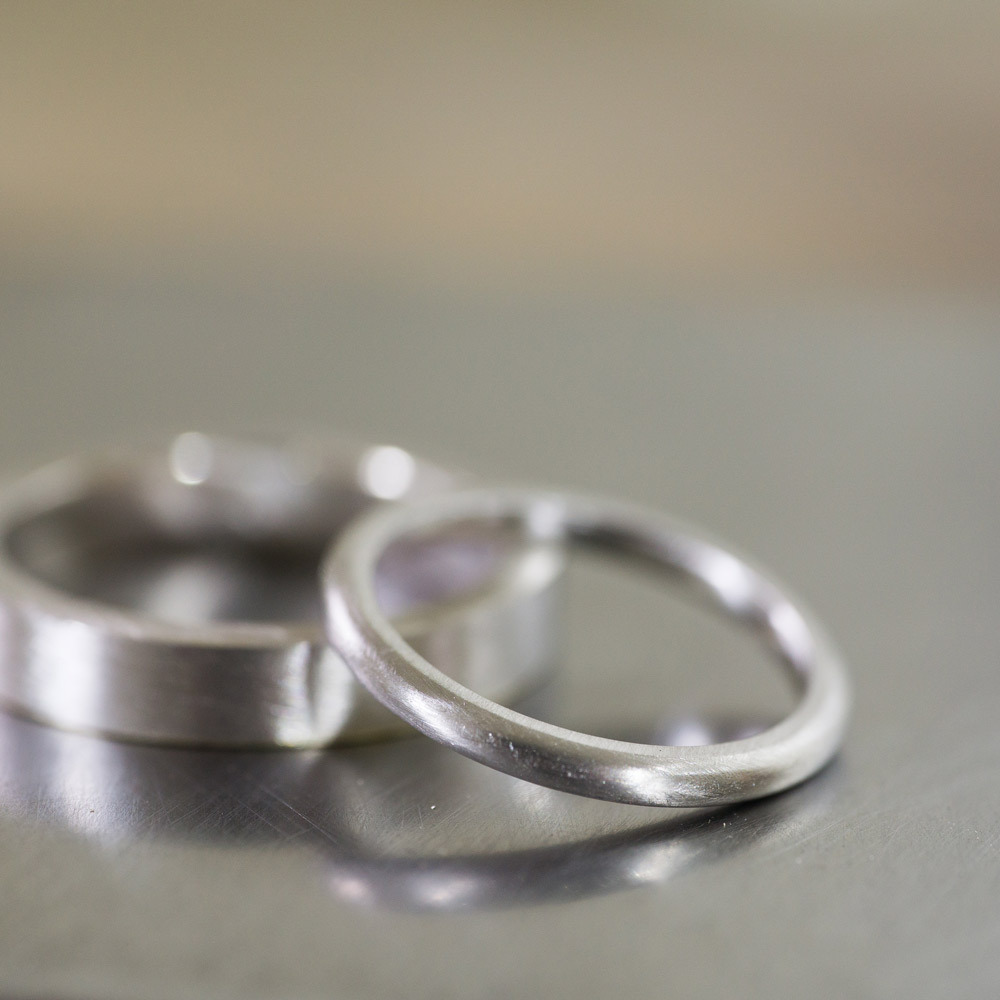 作業台　シルバーのリング　結婚指輪のサンプル　屋久島でつくる結婚指輪
