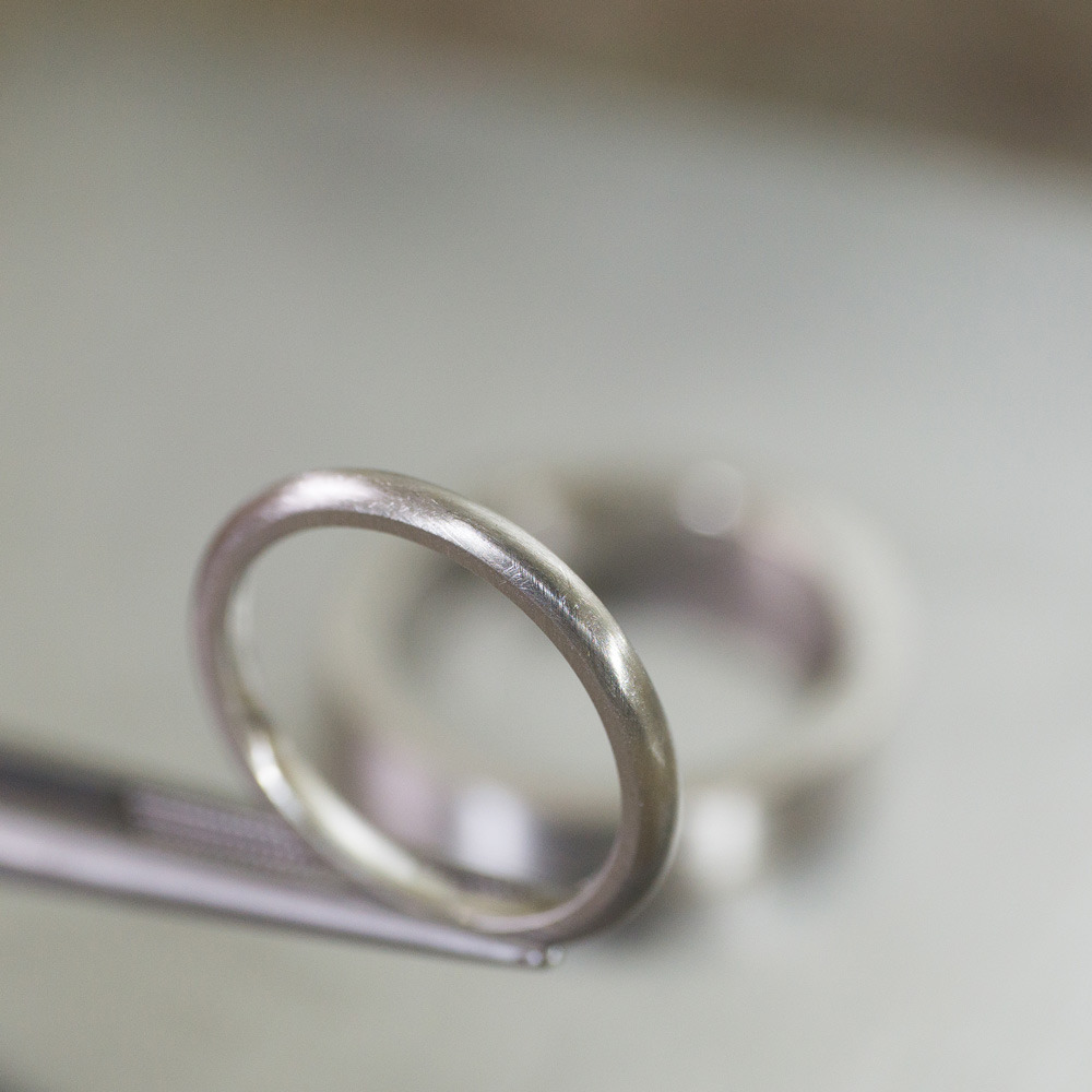 作業台　プラチナのリング　屋久島でつくる結婚指輪